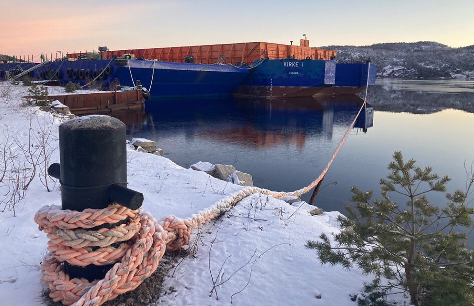 Entreprenadpråmar vid Hälle hamn.