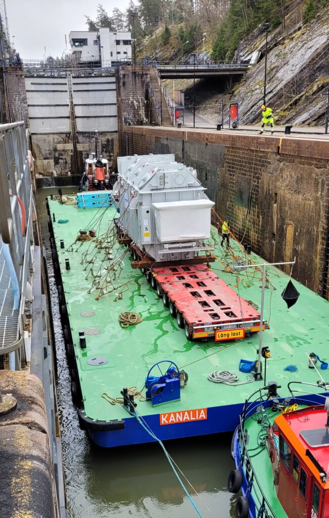 Slussning i Trollhättan med Sandinges pråm Kanalia lastad med en 260-tons transformator. Foto: Florence Winberg.